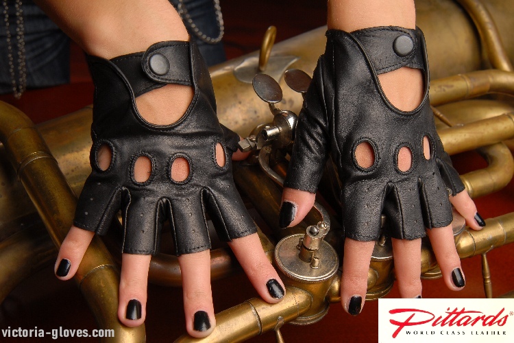 245b_1 Driving Gloves: Driving Black Fingerless Leather Gloves!